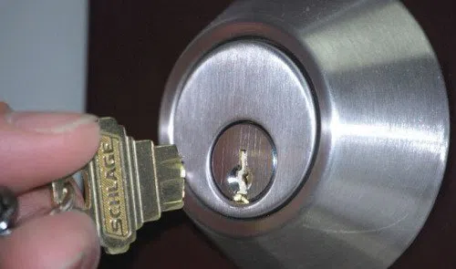 Royal Locksmith Store Seattle, WA 206-801-9928 - key-broke-in-lock